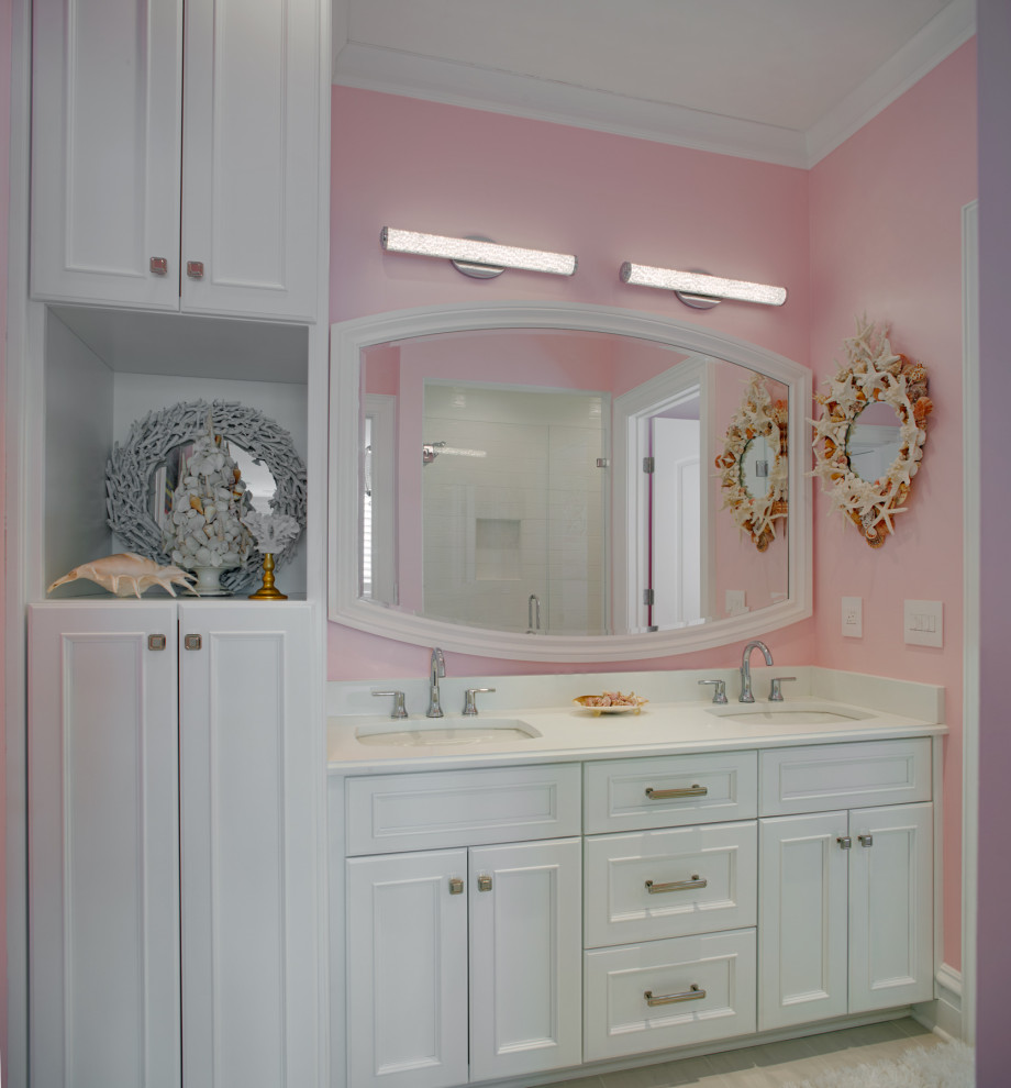 Пример оригинального дизайна: ванная комната в стиле неоклассика (современная классика) с фасадами с выступающей филенкой, белыми фасадами, душем в нише, белой плиткой, керамогранитной плиткой, красными стенами, полом из керамогранита, врезной раковиной, столешницей из искусственного кварца, серым полом, шторкой для ванной и белой столешницей