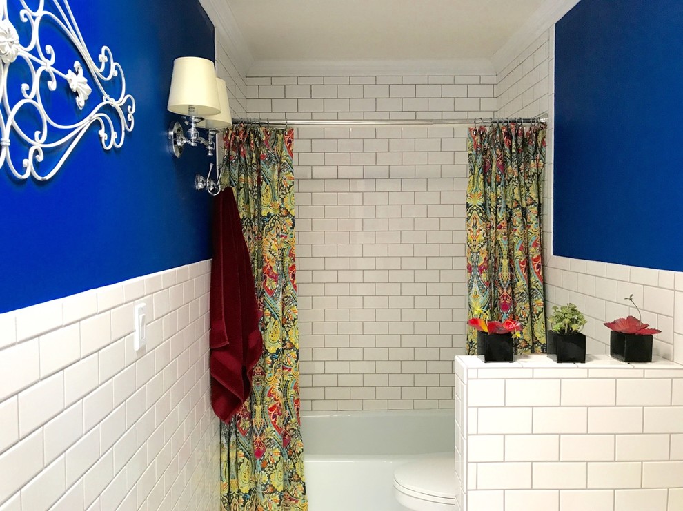 Идея дизайна: ванная комната среднего размера в стиле неоклассика (современная классика) с стеклянными фасадами, красными фасадами, ванной в нише, душем над ванной, белой плиткой, плиткой кабанчик, синими стенами, полом из керамической плитки, душевой кабиной, раковиной с пьедесталом, столешницей из искусственного камня, белым полом и шторкой для ванной
