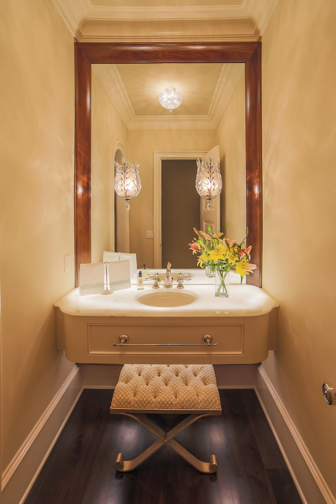 Пример оригинального дизайна: огромная ванная комната в стиле неоклассика (современная классика) с плоскими фасадами, черными фасадами, бежевыми стенами, темным паркетным полом, врезной раковиной, столешницей из оникса и коричневым полом