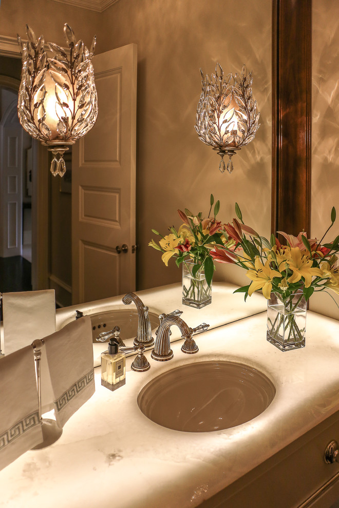 Foto di un'ampia stanza da bagno con doccia classica con ante lisce, ante beige, pareti beige, parquet scuro, lavabo sottopiano, top in onice, WC monopezzo e pavimento marrone