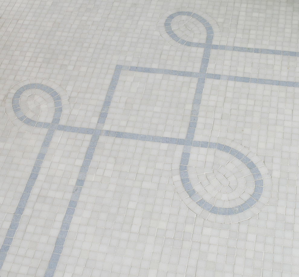 Cette image montre une grande salle de bain principale traditionnelle avec un placard en trompe-l'oeil, des portes de placard bleues, une baignoire indépendante, un carrelage bleu, un mur bleu, un lavabo encastré et un plan de toilette en marbre.