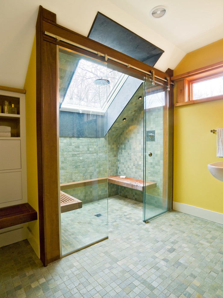 Стильный дизайн: ванная комната в современном стиле с душем в нише, плиткой мозаикой и желтыми стенами - последний тренд