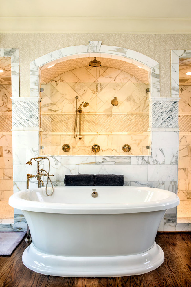 Пример оригинального дизайна: главная ванная комната в классическом стиле с отдельно стоящей ванной, открытым душем, серой плиткой, белой плиткой, разноцветными стенами, темным паркетным полом и открытым душем
