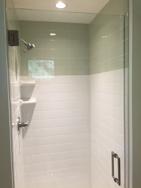 Пример оригинального дизайна: главная ванная комната среднего размера в стиле ретро с белыми фасадами, душем в нише, раздельным унитазом, разноцветной плиткой, керамической плиткой, белыми стенами, полом из керамической плитки и консольной раковиной