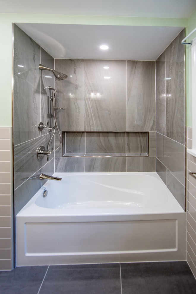 Idéer för att renovera ett mellanstort funkis beige beige badrum, med släta luckor, skåp i ljust trä, ett badkar i en alkov, en dusch/badkar-kombination, en toalettstol med separat cisternkåpa, beige kakel, keramikplattor, gröna väggar, klinkergolv i porslin, ett nedsänkt handfat, granitbänkskiva, grått golv och dusch med skjutdörr