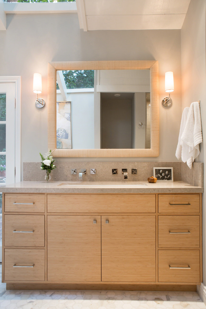 Свежая идея для дизайна: ванная комната в морском стиле с серыми стенами - отличное фото интерьера