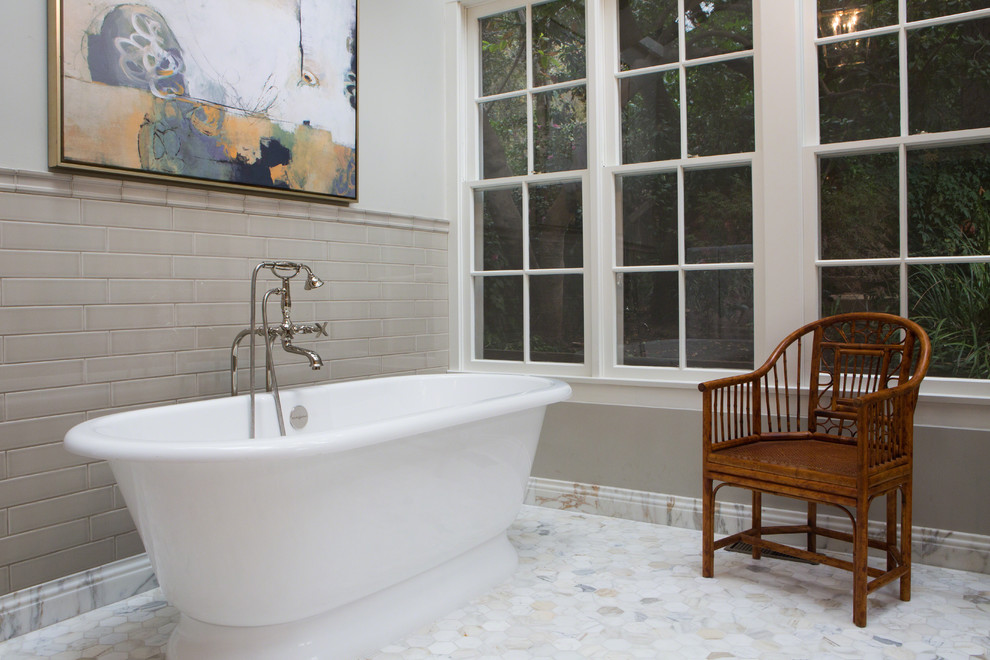 Imagen de cuarto de baño marinero con bañera exenta y paredes grises