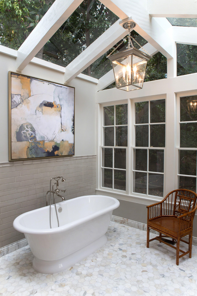 Стильный дизайн: ванная комната в стиле неоклассика (современная классика) с отдельно стоящей ванной, серыми стенами и полом из мозаичной плитки - последний тренд