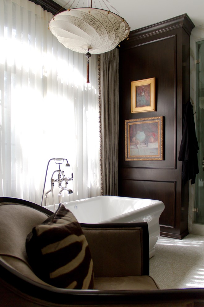 Idee per una stanza da bagno padronale classica con vasca freestanding, pareti nere e pavimento con piastrelle a mosaico