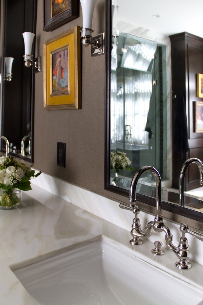На фото: главная ванная комната в классическом стиле с фасадами в стиле шейкер, темными деревянными фасадами, отдельно стоящей ванной, черными стенами, полом из мозаичной плитки и врезной раковиной с