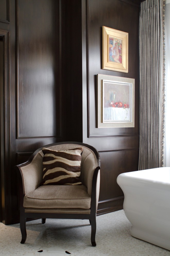 Inspiration för klassiska en-suite badrum, med ett fristående badkar, svarta väggar och mosaikgolv