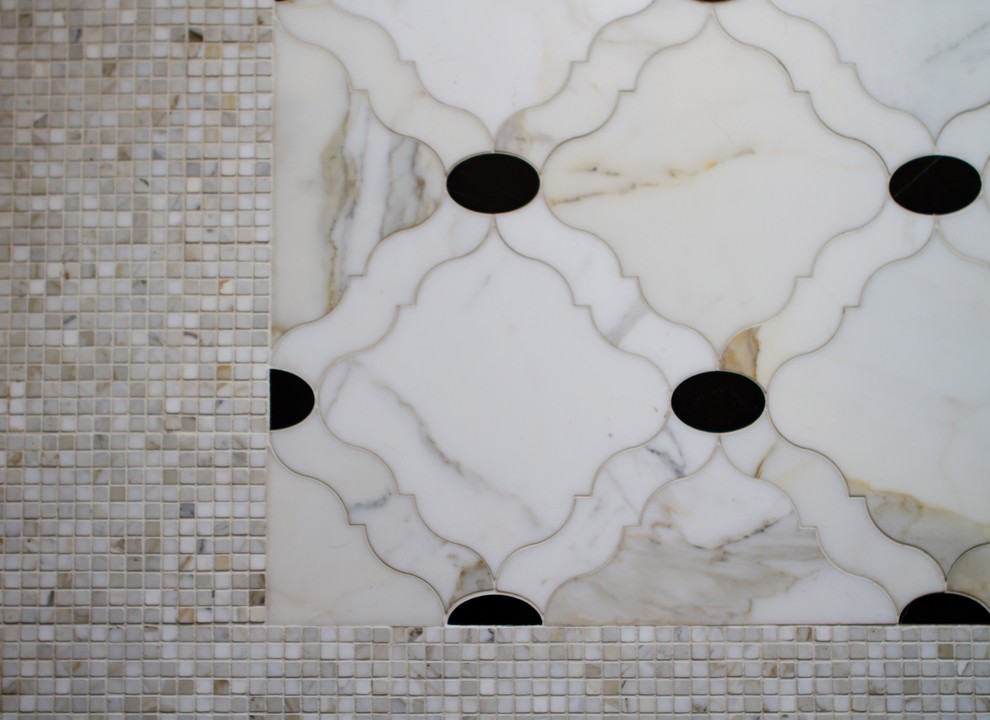 Foto di una stanza da bagno padronale chic con vasca freestanding, pareti nere e pavimento con piastrelle a mosaico
