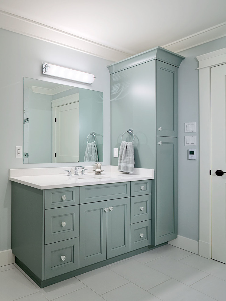 Exemple d'une salle de bain tendance avec un lavabo encastré, un placard à porte plane et un plan de toilette en granite.