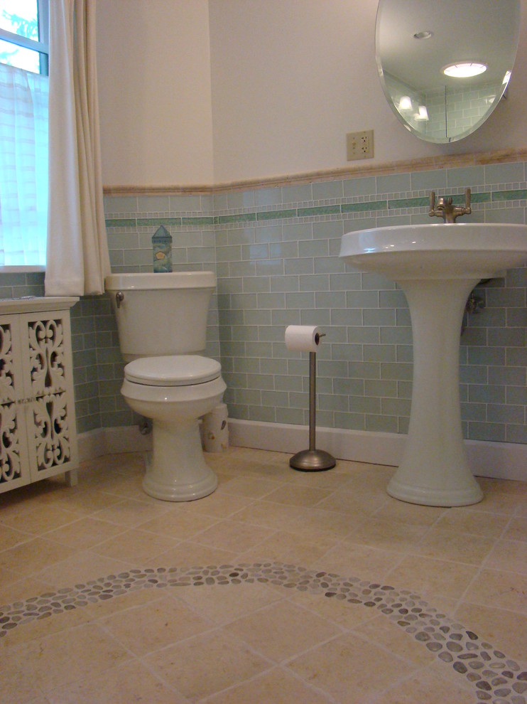 Ispirazione per una grande stanza da bagno con doccia chic con lavabo a colonna, doccia ad angolo, WC a due pezzi, piastrelle verdi, piastrelle di vetro, pareti bianche e pavimento con piastrelle in ceramica