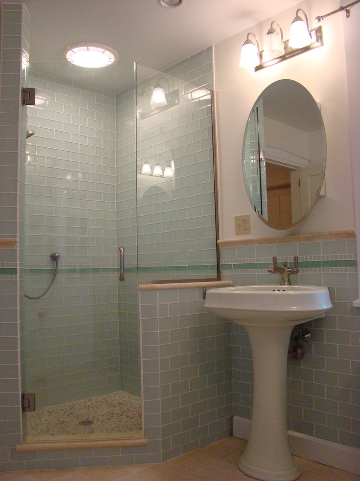 Réalisation d'une grande salle d'eau tradition avec un lavabo de ferme, une douche d'angle, WC séparés, un carrelage vert, un carrelage en pâte de verre, un mur blanc et un sol en carrelage de céramique.