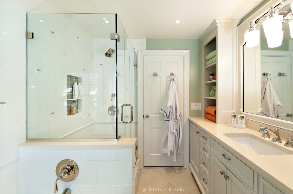 Exempel på ett klassiskt badrum, med ett undermonterad handfat, en hörndusch, beige kakel och gröna väggar