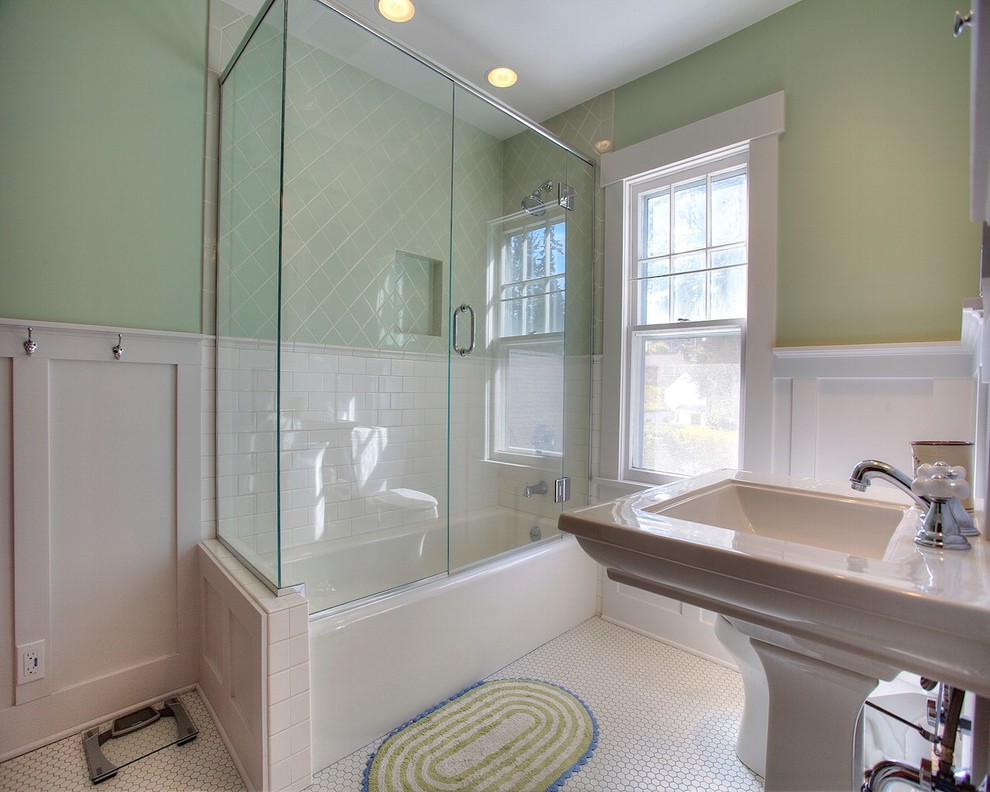 Modelo de cuarto de baño de estilo americano de tamaño medio con lavabo con pedestal, bañera empotrada, baldosas y/o azulejos verdes, baldosas y/o azulejos de cerámica, paredes verdes y suelo con mosaicos de baldosas
