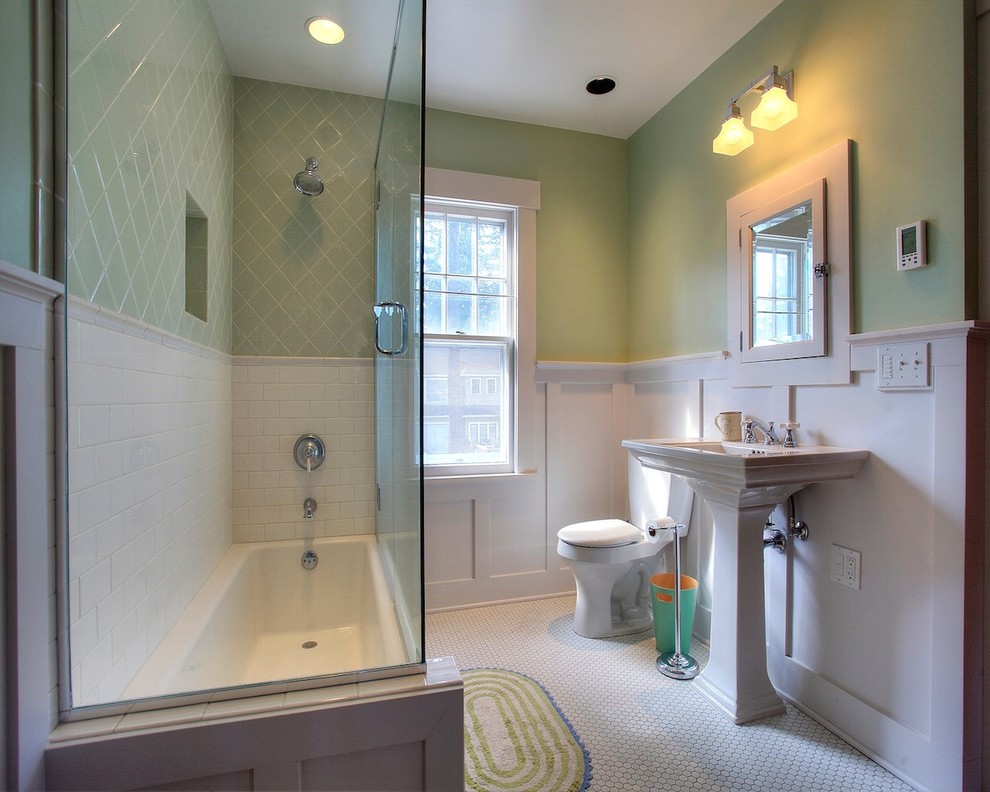 Inspiration för ett mellanstort amerikanskt badrum, med ett piedestal handfat, ett badkar i en alkov, grön kakel, keramikplattor, gröna väggar och mosaikgolv