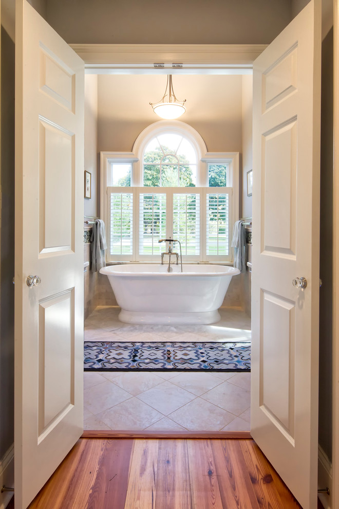 Esempio di un'ampia stanza da bagno padronale chic con vasca freestanding, pareti grigie, pavimento in marmo, ante con finitura invecchiata, piastrelle grigie, piastrelle di marmo, top in marmo e top grigio