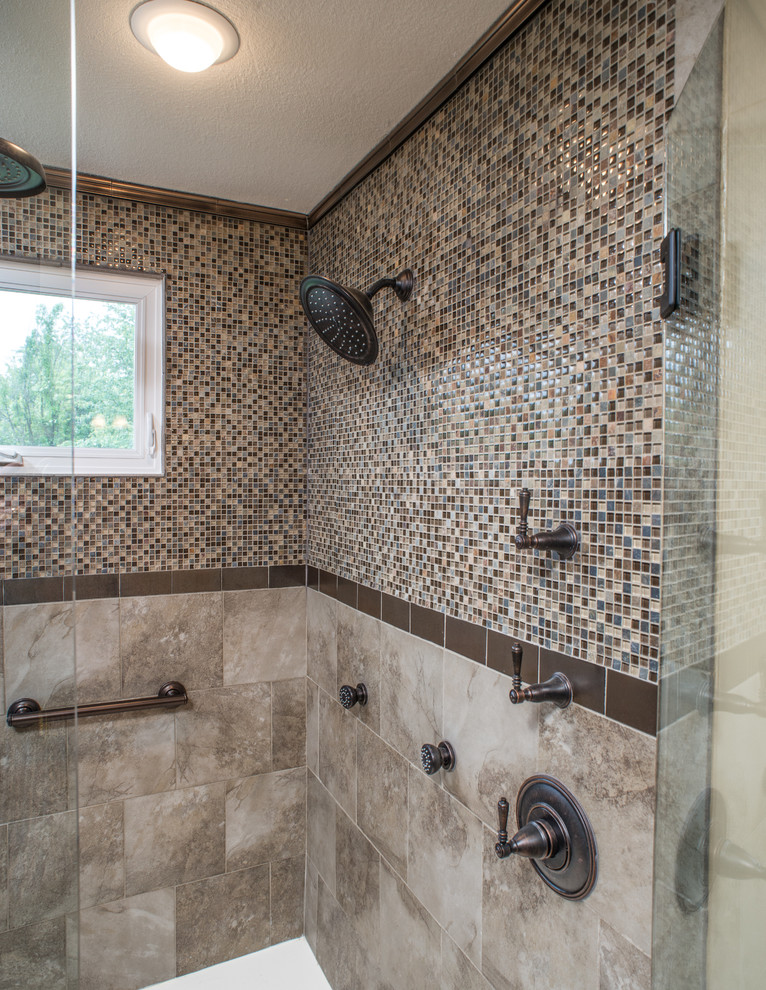 Esempio di una stanza da bagno padronale chic di medie dimensioni con doccia alcova, piastrelle marroni e porta doccia a battente