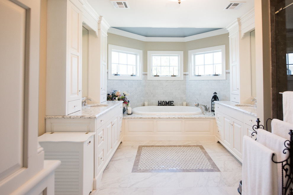 Idéer för ett stort klassiskt en-suite badrum, med ett integrerad handfat, luckor med profilerade fronter, vita skåp, granitbänkskiva, ett badkar i en alkov, flerfärgad kakel, keramikplattor, beige väggar och mosaikgolv