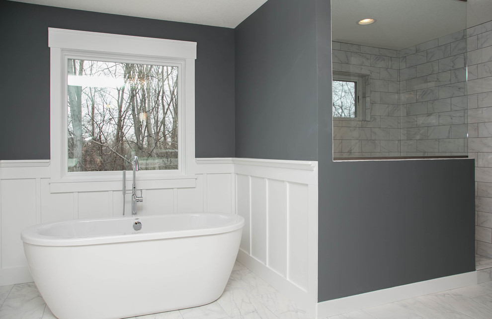 Klassisk inredning av ett en-suite badrum, med skåp i shakerstil, vita skåp, ett fristående badkar, en dusch i en alkov, vit kakel, keramikplattor, grå väggar, klinkergolv i keramik, ett undermonterad handfat och marmorbänkskiva