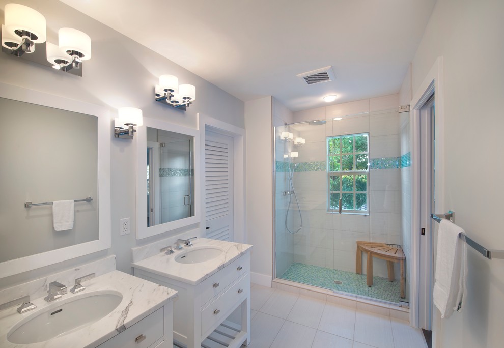 На фото: ванная комната в классическом стиле с белыми фасадами и душем в нише