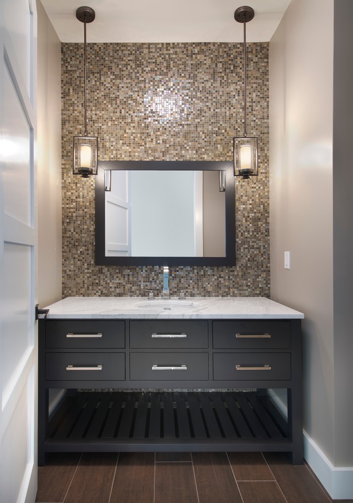 На фото: ванная комната в современном стиле с плиткой мозаикой и акцентной стеной с