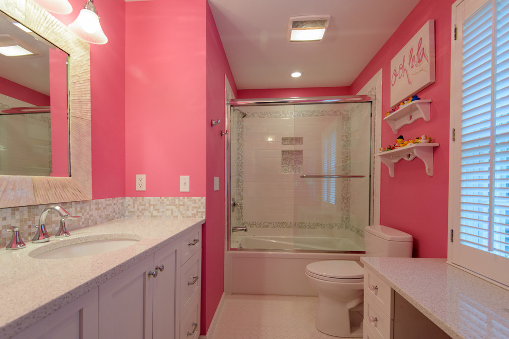 Inspiration pour une salle de bain traditionnelle en bois brun de taille moyenne pour enfant avec un lavabo posé, un placard à porte plane, un plan de toilette en quartz modifié, une douche d'angle, WC à poser, un carrelage multicolore, un carrelage en pâte de verre, un mur rose et un sol en carrelage de céramique.