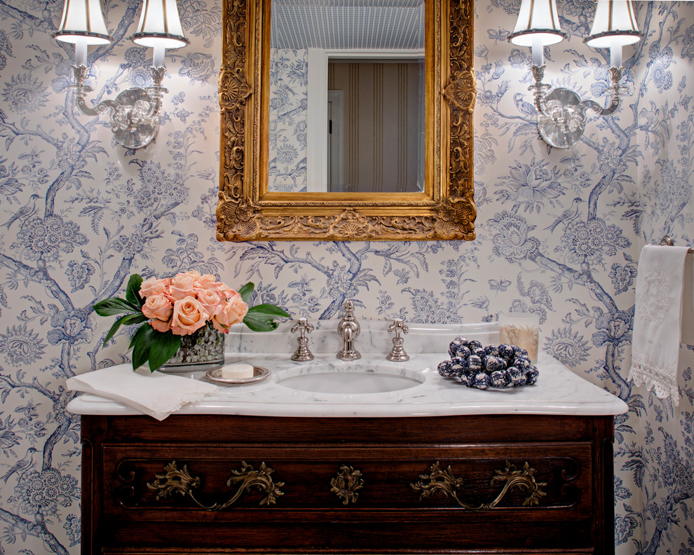 Exemple d'une petite salle de bain chic en bois foncé avec un placard en trompe-l'oeil, un carrelage blanc, un mur blanc, un sol en marbre et un plan de toilette en marbre.