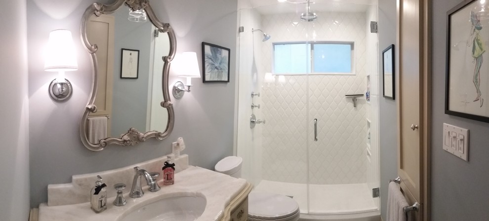 Immagine di una piccola stanza da bagno per bambini tradizionale con lavabo sottopiano, ante in stile shaker, ante con finitura invecchiata, top in marmo, WC monopezzo, piastrelle bianche, piastrelle di vetro, pareti blu e pavimento in gres porcellanato