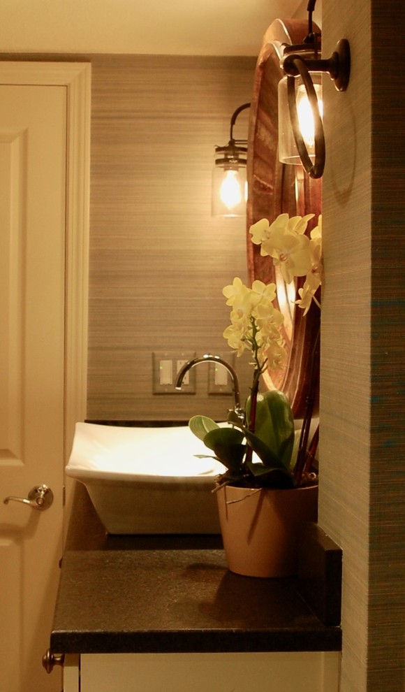 На фото: маленькая ванная комната в стиле неоклассика (современная классика) с фасадами с декоративным кантом, белыми фасадами, душем в нише, унитазом-моноблоком, оранжевой плиткой, керамической плиткой, настольной раковиной, столешницей из гранита, душем с распашными дверями и черной столешницей для на участке и в саду с