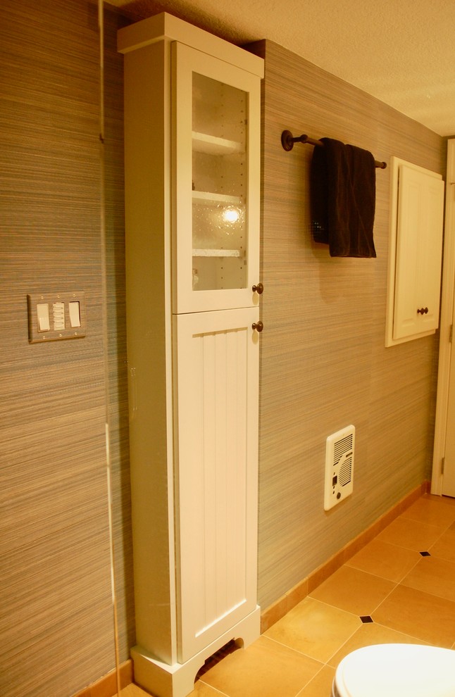 Идея дизайна: маленькая ванная комната в стиле неоклассика (современная классика) с фасадами с декоративным кантом, белыми фасадами, душем в нише, унитазом-моноблоком, оранжевой плиткой, керамической плиткой, настольной раковиной, столешницей из гранита, душем с распашными дверями и черной столешницей для на участке и в саду