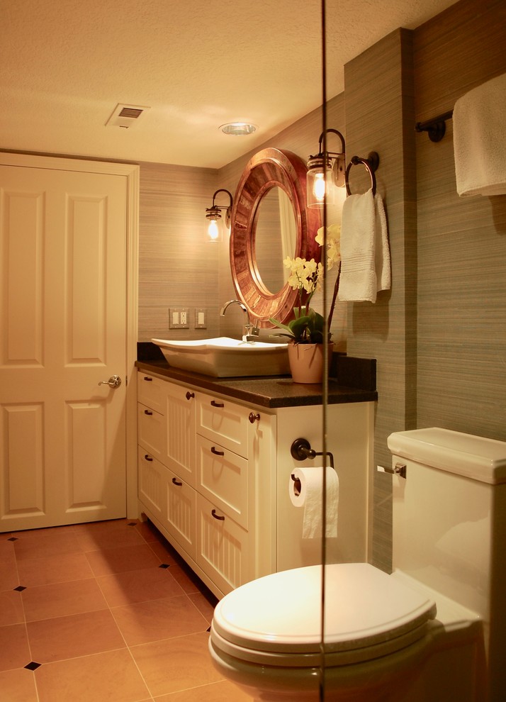 На фото: маленькая ванная комната в стиле неоклассика (современная классика) с фасадами с декоративным кантом, белыми фасадами, душем в нише, унитазом-моноблоком, оранжевой плиткой, керамической плиткой, серыми стенами, полом из керамической плитки, настольной раковиной, столешницей из гранита, оранжевым полом, душем с распашными дверями и черной столешницей для на участке и в саду с