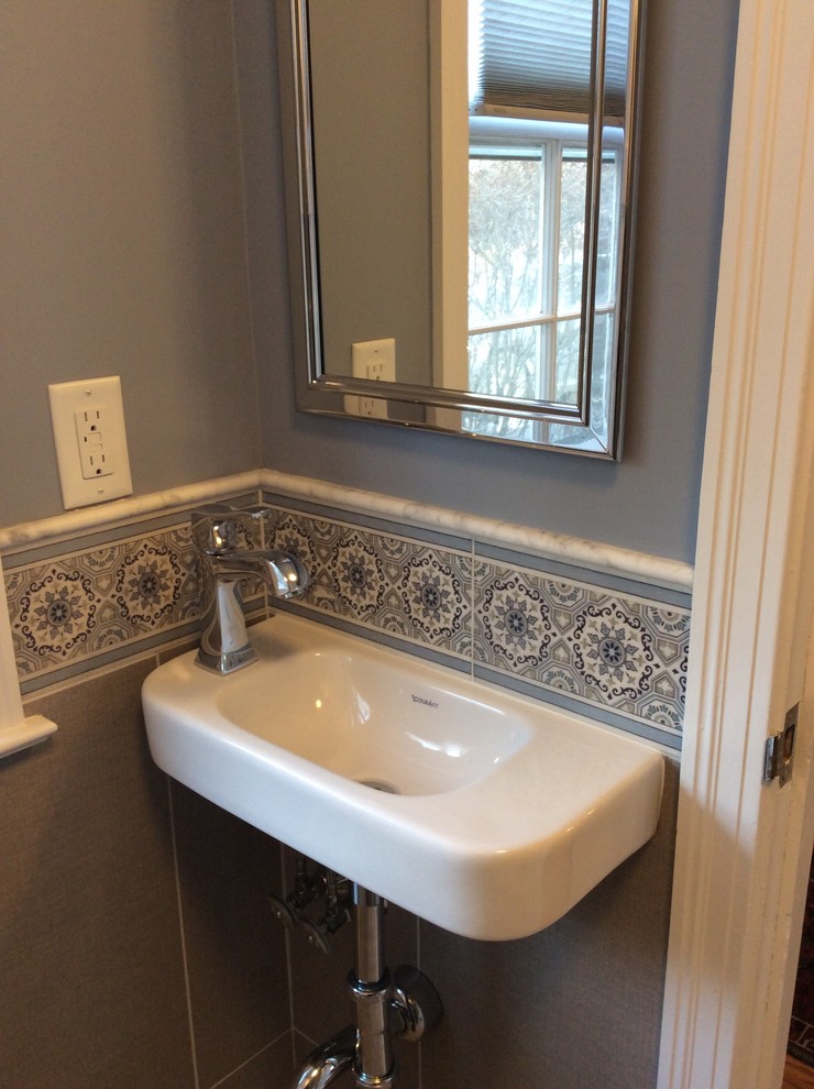 Foto di una piccola stanza da bagno con doccia bohémian con piastrelle blu, piastrelle grigie, piastrelle a mosaico, pareti blu e lavabo a colonna