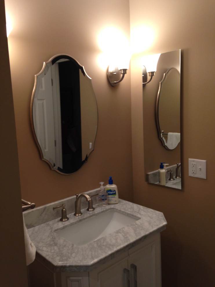 Shabby chic-inspirerad inredning av ett mellanstort en-suite badrum, med ett undermonterad handfat, möbel-liknande, vita skåp, marmorbänkskiva, en dusch i en alkov, en toalettstol med separat cisternkåpa, beige kakel, porslinskakel, bruna väggar och klinkergolv i porslin