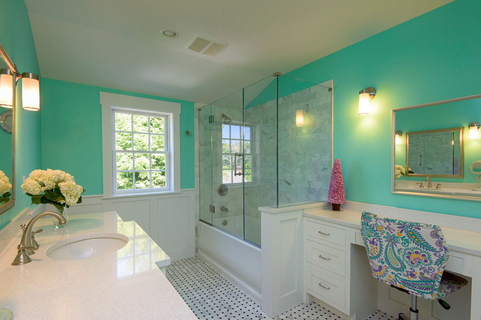 Cette photo montre une grande salle de bain chic avec un lavabo encastré, un placard avec porte à panneau encastré, des portes de placard blanches, un plan de toilette en quartz modifié, une baignoire en alcôve, un combiné douche/baignoire, WC séparés, un carrelage gris, un carrelage de pierre, un mur vert et un sol en marbre.
