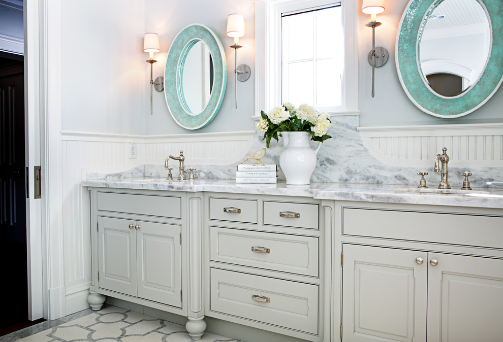 Klassisches Badezimmer mit Unterbauwaschbecken, grauen Schränken, weißer Wandfarbe und profilierten Schrankfronten in St. Louis