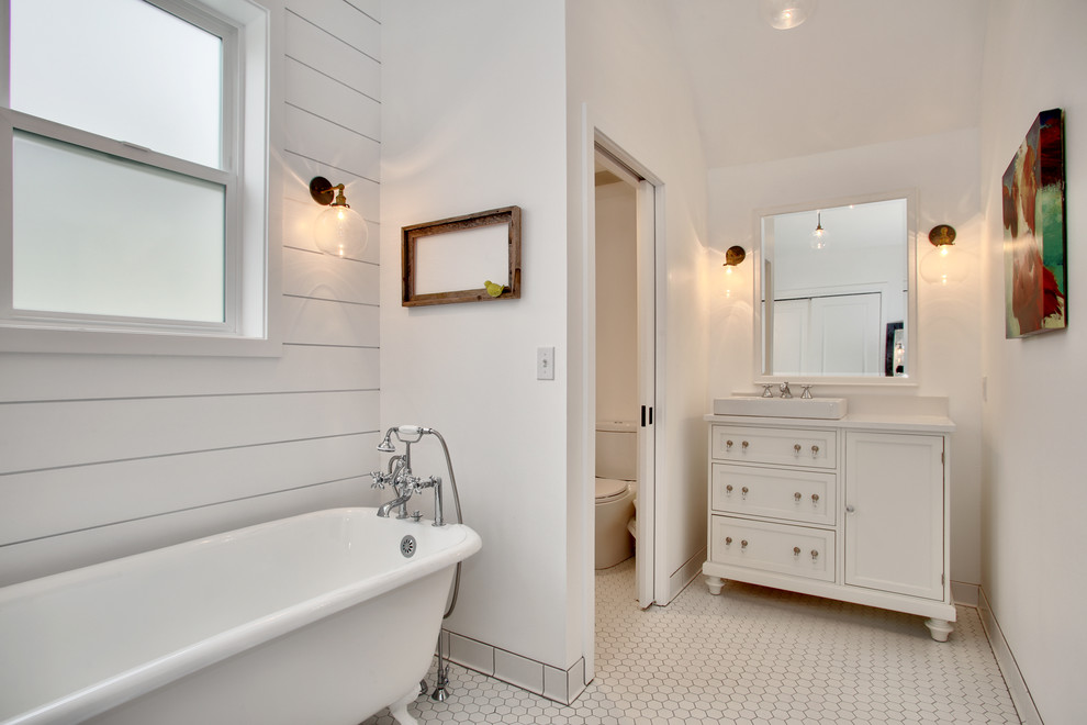 Foto på ett litet amerikanskt en-suite badrum, med möbel-liknande, vita skåp, ett badkar med tassar, en hörndusch, en toalettstol med separat cisternkåpa, vit kakel, tunnelbanekakel, vita väggar, klinkergolv i keramik, ett fristående handfat och bänkskiva i kvartsit