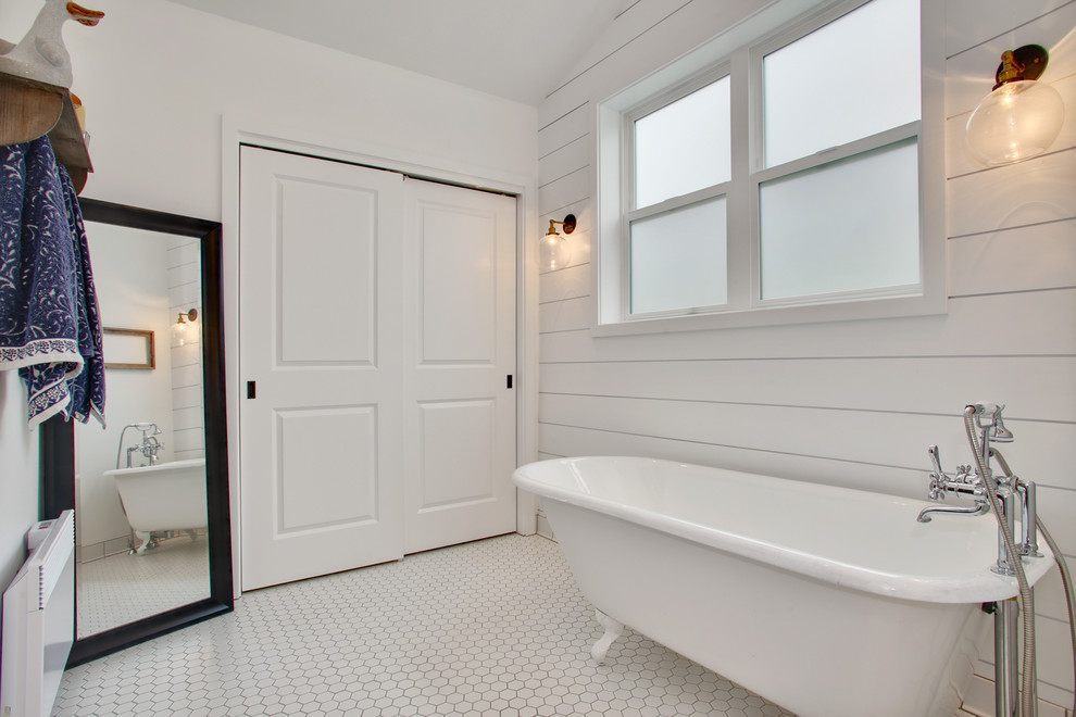 Réalisation d'une petite salle de bain principale craftsman avec un placard en trompe-l'oeil, des portes de placard blanches, une baignoire sur pieds, une douche d'angle, WC séparés, un carrelage blanc, un carrelage métro, un mur blanc, un sol en carrelage de céramique, une vasque et un plan de toilette en quartz.