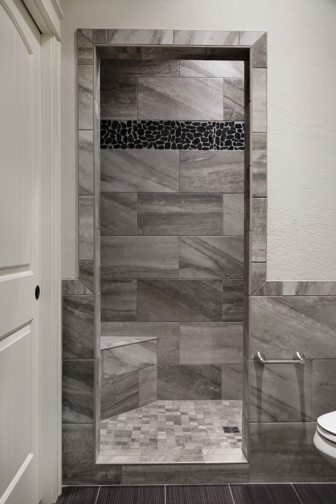 Свежая идея для дизайна: ванная комната среднего размера в стиле модернизм с душем в нише, черно-белой плиткой, галечной плиткой, белыми стенами, полом из керамогранита, душевой кабиной, черным полом и открытым душем - отличное фото интерьера