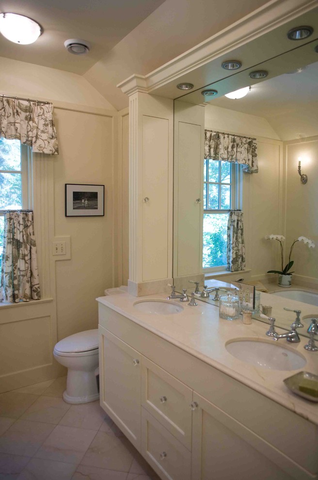 Idéer för mellanstora vintage en-suite badrum, med ett undermonterad handfat, luckor med infälld panel, vita skåp, marmorbänkskiva, ett undermonterat badkar, en hörndusch, en toalettstol med separat cisternkåpa och marmorgolv