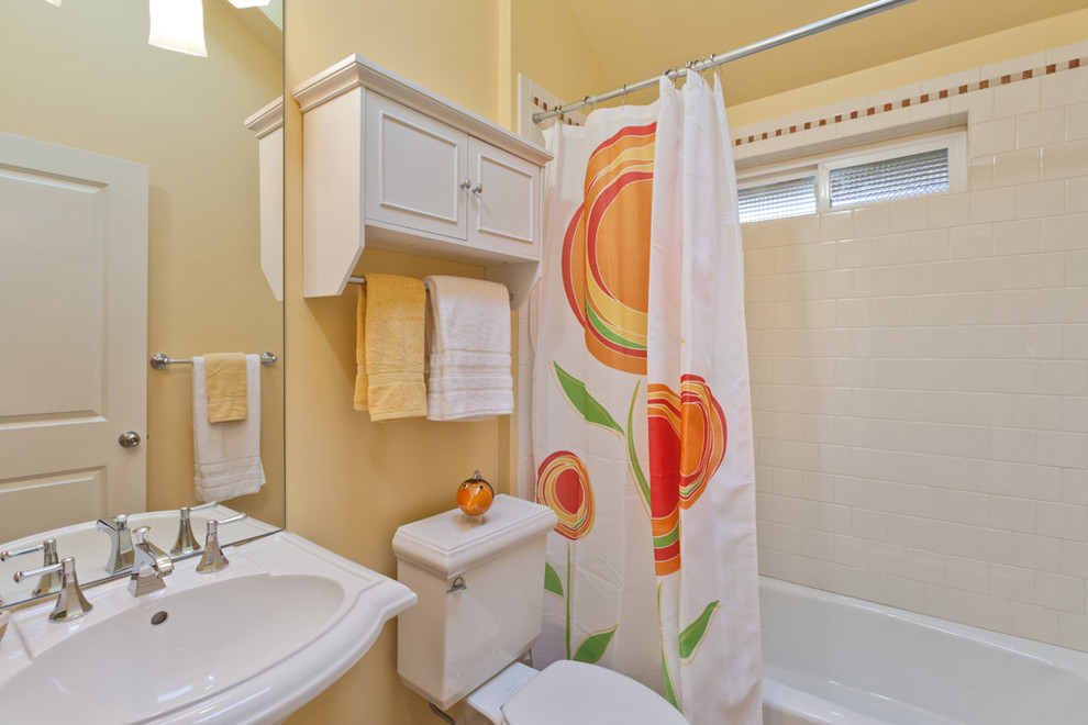 シアトルにあるトランジショナルスタイルのおしゃれな浴室 (ペデスタルシンク、サブウェイタイル、黄色い壁) の写真