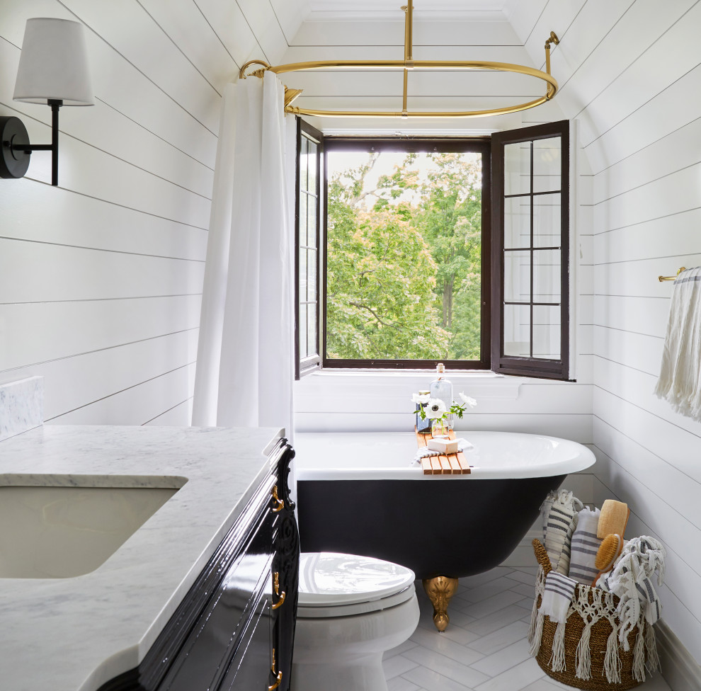 Стильный дизайн: маленькая ванная комната в классическом стиле с фасадами островного типа, черными фасадами, ванной на ножках, душем над ванной, унитазом-моноблоком, белыми стенами, мраморным полом, врезной раковиной, мраморной столешницей, белым полом, шторкой для ванной, белой столешницей, тумбой под одну раковину, напольной тумбой, сводчатым потолком и стенами из вагонки для на участке и в саду - последний тренд