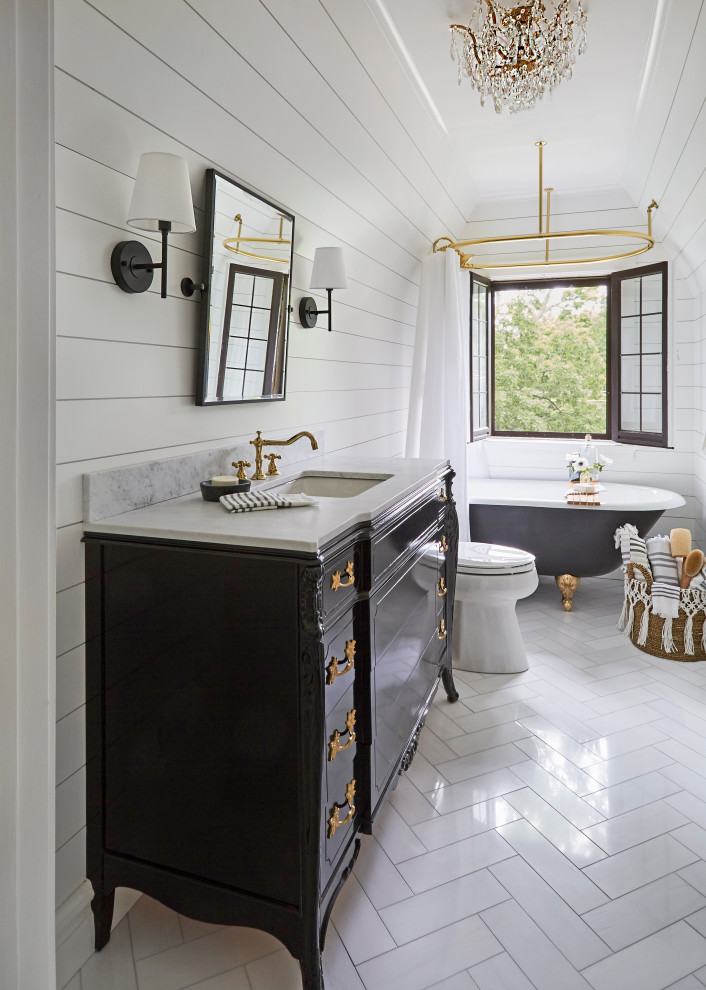 Источник вдохновения для домашнего уюта: маленькая ванная комната в классическом стиле с черными фасадами, ванной на ножках, душем над ванной, унитазом-моноблоком, белыми стенами, мраморным полом, врезной раковиной, мраморной столешницей, белым полом, шторкой для ванной, белой столешницей, тумбой под одну раковину, напольной тумбой, сводчатым потолком, стенами из вагонки и плоскими фасадами для на участке и в саду