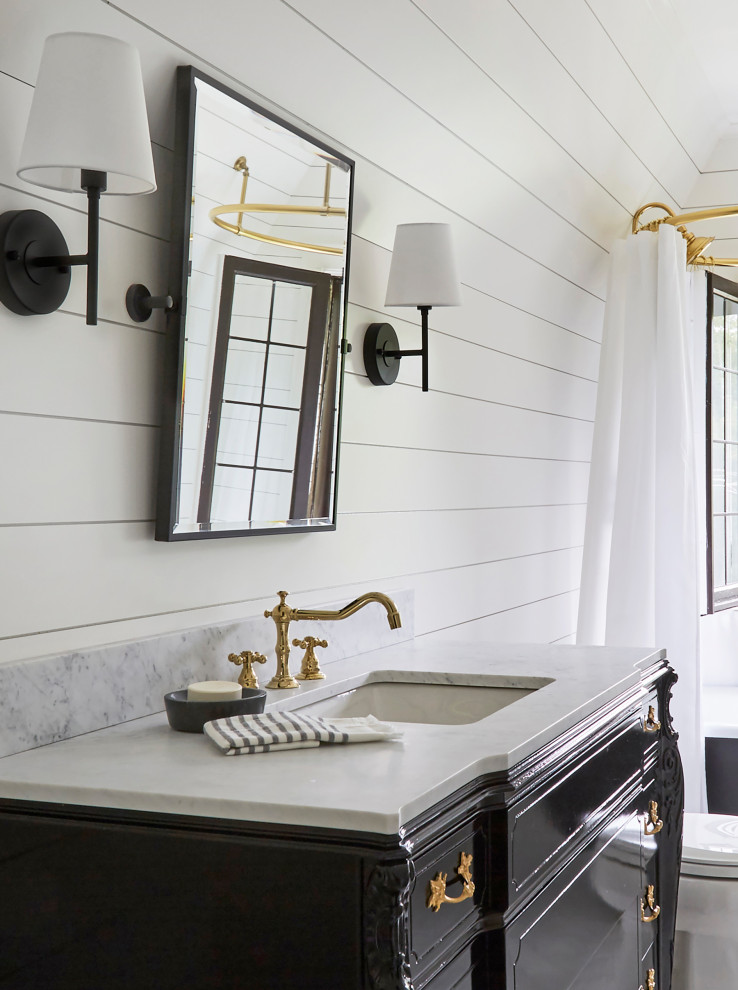 Пример оригинального дизайна: маленькая ванная комната в классическом стиле с фасадами островного типа, черными фасадами, ванной на ножках, душем над ванной, унитазом-моноблоком, белыми стенами, мраморным полом, врезной раковиной, мраморной столешницей, белым полом, шторкой для ванной, белой столешницей, тумбой под одну раковину, напольной тумбой, сводчатым потолком и стенами из вагонки для на участке и в саду