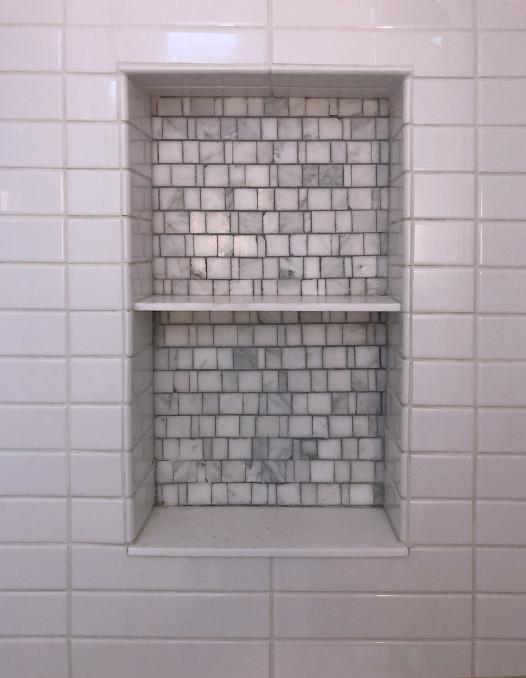 Свежая идея для дизайна: маленькая главная ванная комната в стиле неоклассика (современная классика) с фасадами в стиле шейкер, серыми фасадами, душем в нише, унитазом-моноблоком, белой плиткой, керамической плиткой, белыми стенами, полом из цементной плитки, врезной раковиной, мраморной столешницей, серым полом, душем с распашными дверями, серой столешницей, тумбой под одну раковину, напольной тумбой и сводчатым потолком для на участке и в саду - отличное фото интерьера