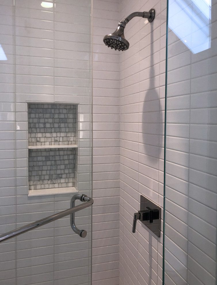 Foto på ett litet vintage grå en-suite badrum, med skåp i shakerstil, grå skåp, en dusch i en alkov, en toalettstol med hel cisternkåpa, vit kakel, keramikplattor, vita väggar, cementgolv, ett undermonterad handfat, marmorbänkskiva, grått golv och dusch med gångjärnsdörr