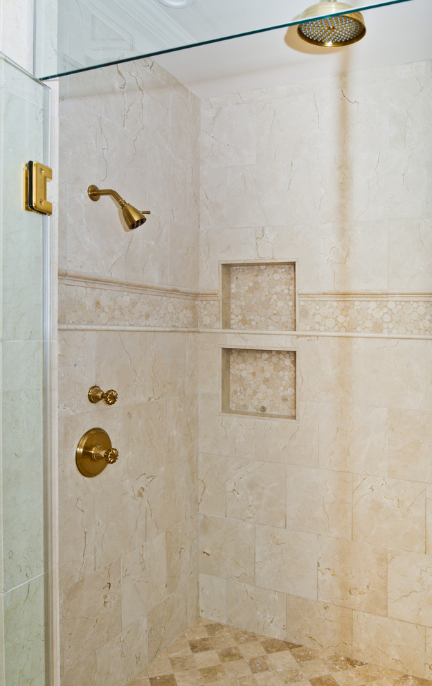 Idées déco pour une salle de bain principale moderne de taille moyenne avec des portes de placard blanches, un bain bouillonnant, une douche double, WC à poser, un carrelage blanc, un mur blanc, un sol en marbre, un lavabo encastré, un sol beige, une cabine de douche à porte battante et un plan de toilette beige.