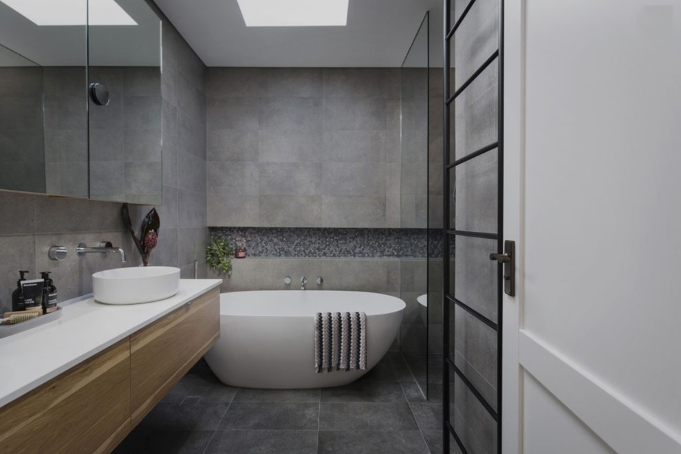 На фото: ванная комната среднего размера в современном стиле с открытыми фасадами с